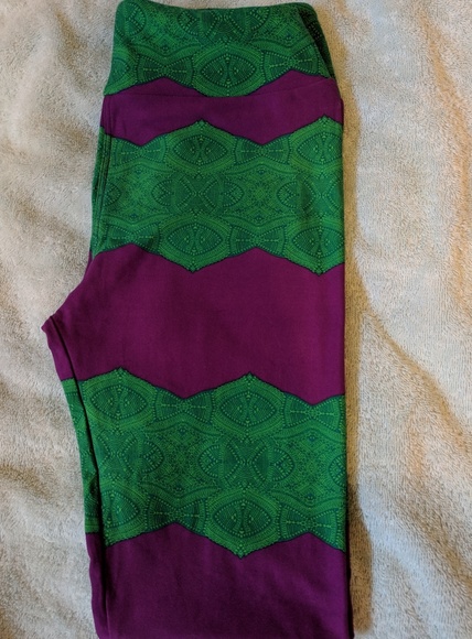 NWOT LULAROE LEAVES ONE SIZE LEGGINGS. - Picture 3 of 7